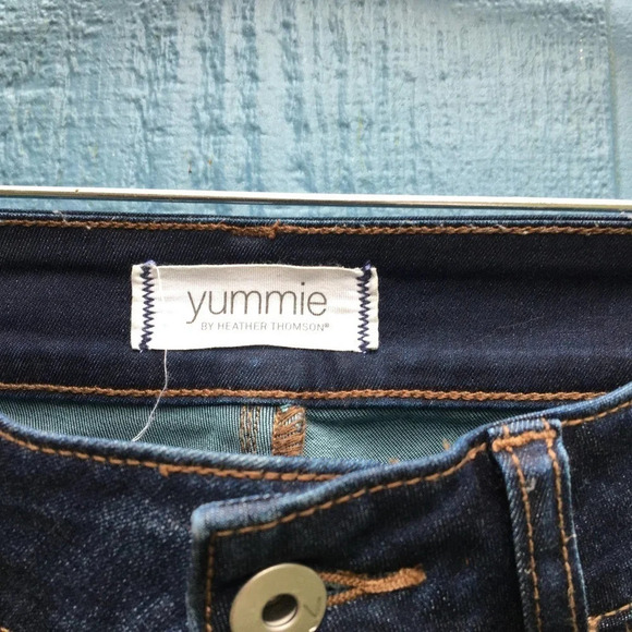 Yummie Women's Size 31 Dark Washed Blue Super Skinny Jeans - Picture 3 of 6